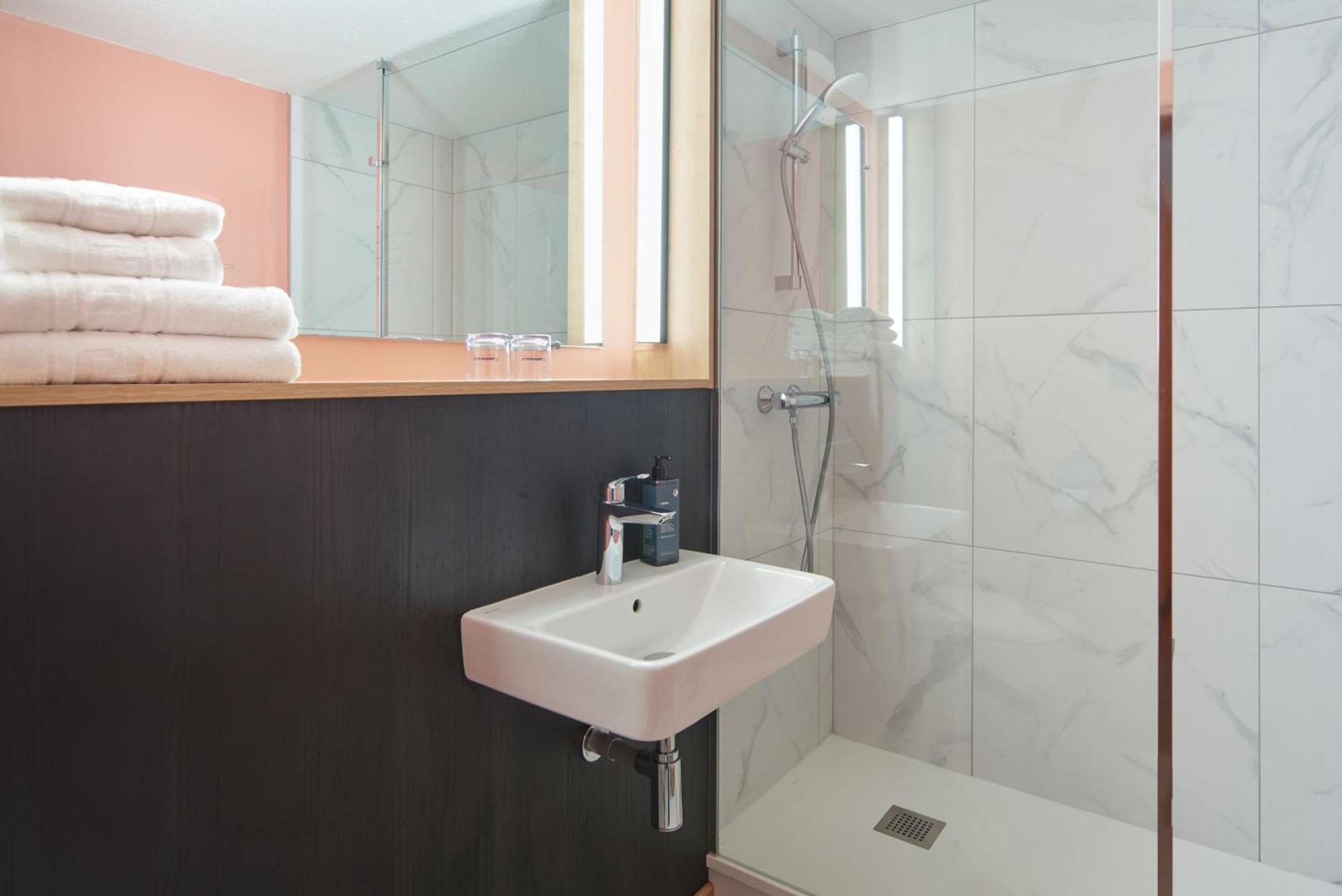 The Originals City, Hotel A Pic, Cherbourg Экстерьер фото
